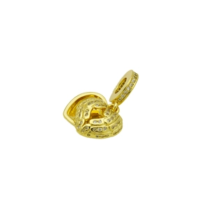 Détail d'un pendentif coeur doré avec micro-pavage de zircons et placage en or 18 carats