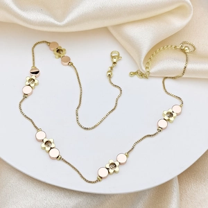 Détail du collier bicolore avec breloques fleurs ajourées et fermoir mousqueton chic