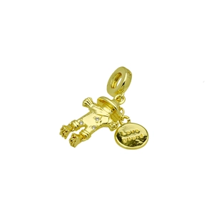Détail du pendentif astronaute doré avec zircons et étiquette gravée Love Guard