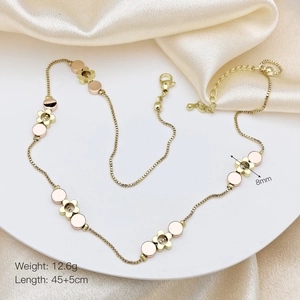 Détail du collier chaîne à fleurs tricolores avec largeur 8mm et fermoir mousqueton