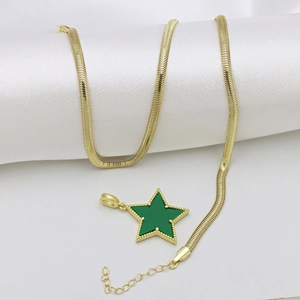 Collana a catena serpente dorata con pendente a stella verde e bordo perlato fine