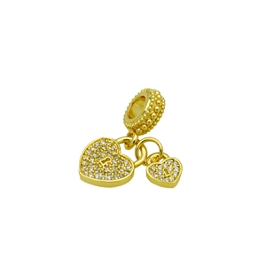 Détail macro du pendentif cœur en or 18k avec zircons blancs et motif trou de serrure