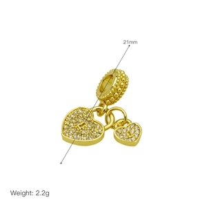 Détail du pendentif cœur en or 18 carats avec pavé de zircone et dimension de 21mm
