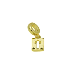 Gros plan du pendentif plaqué or 18 carats avec un design délicat de croix évidée