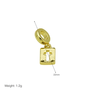 Vue détaillée d'un pendentif croix plaqué or 22mm avec mesure du poids de 1,2g