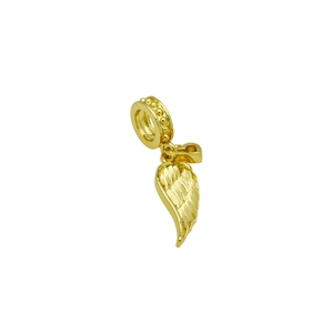 Vue détaillée d'un pendentif aile en or 18 carats avec plumes texturées sophistiquées
