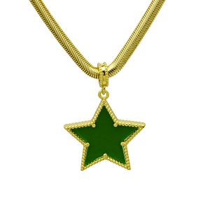 Dettaglio di catena serpente dorata con pendente stella in smalto verde e bordi perlati