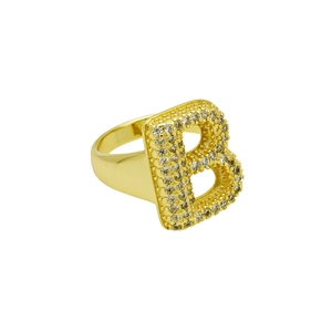 Detailopname van ring met letter B, witte zirkonia en een 18k gouden laagje erop