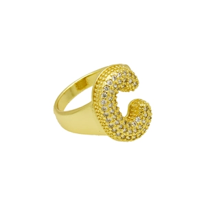Macro-opname van vergulde letter C ring met details van pavé-gezette zirkonia