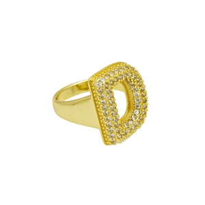Detailopname van de vergulde ring met een met kristallen ingelegde letter D vorm