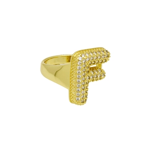 Detailopname van de 18k vergulde letter F ring met schitterende zirkonia pavézetting