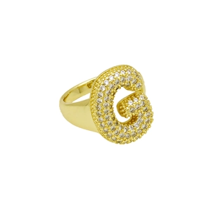 Detail van 18k vergulde open ring met een glanzend met kristallen bezette letter G