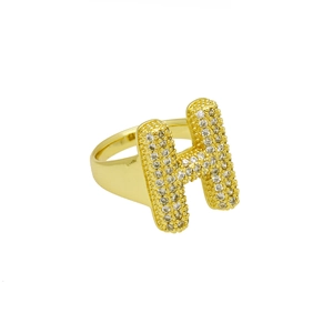 Detailopname van goud vergulde letter H ring met witte zirkonia micro-pave zetting