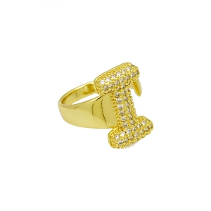 Detailopname van de 18k vergulde open ring met letter I en fonkelende zirkonia steentjes