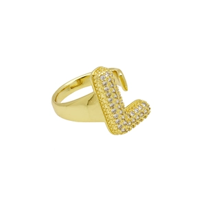 Detail van 18k vergulde ring met letter L bezet met glanzende witte zirkonia steentjes