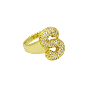 Gedetailleerd macrobeeld van 18k vergulde open ring met zirkonia letter S pavézetting