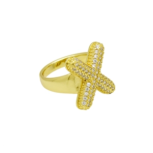Detailopname van een 18k vergulde X-vormige ring met pavé gezette witte zirkonia stenen