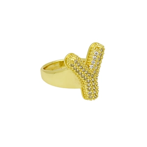 Detail van de letter Y ring met 18k gouden plating en glanzende zirkonia steentjes