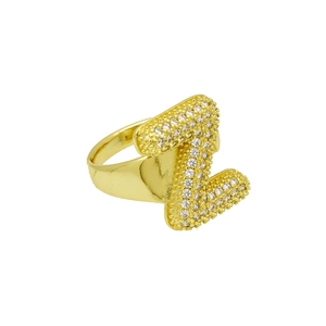 Macro detail van de 18k vergulde letter Z ring met micro-pave witte zirkoon kristallen