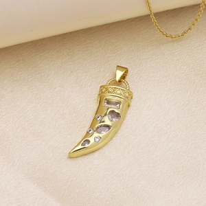 Collier avec pendentif cornicello plaqué or 18 carats serti de zircons et cœurs