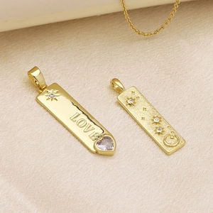Pendentifs Love plaqués or 18k avec zircon cœur sur fond de soie élégante