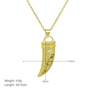 Détail du collier plaqué or 18k avec pendentif corne, plaque LOVE et pierres en zircon