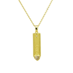 Détail du pendentif plaqué or 18k avec gravure LOVE et cristal en forme de cœur étincelant