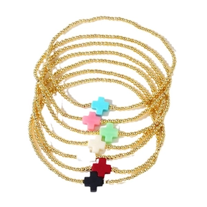 Set di braccialetti retrò con perline dorate e ciondoli a croce colorati opachi