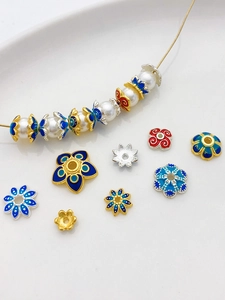 Makroaufnahme von 18K vergoldeten Cloisonné-Blumenzwischenstücken für DIY-Schmuck