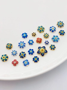 Nahaufnahme von 18K vergoldeten Cloisonné-Emaille-Blumenperlen für DIY-Schmuck