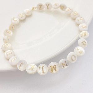 Armband aus natürlichen Süßwassermuschelperlen mit 26 goldenen Buchstaben A-Z