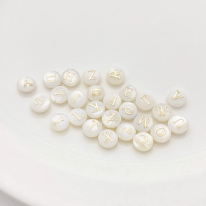 Flache Darstellung von natürlichen Muschelperlen mit goldenen Buchstaben für DIY-Schmucksets