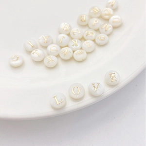 Flache runde weiße Muschelperlen mit Goldbuchstaben Gravur für DIY Schmuckherstellung