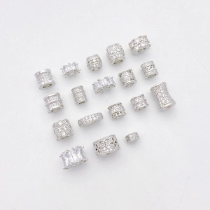 Detalle de cuentas espaciadoras de copo de nieve plateadas con circonitas para joyería DIY