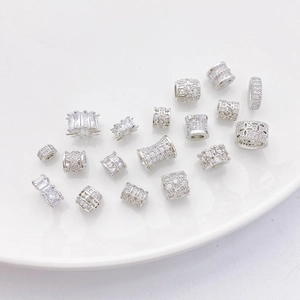 Primer plano de cuentas espaciadoras plateadas con circonitas para joyería artesanal