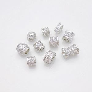 Detalle de cuentas espaciadoras de copo de nieve plateadas con circonitas para joyería DIY