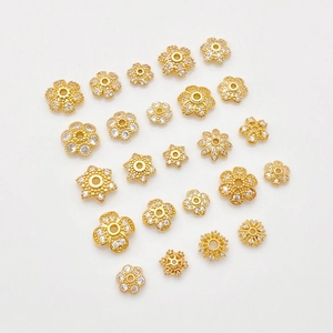 Vista de detalles de separadores de flores bañados en oro 18K con circón para joyería DIY