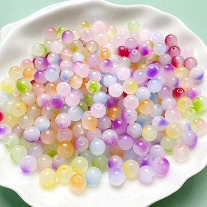 Macrodetail van kleurrijke 8mm matte glazen kralen voor DIY-sieradenaccessoires