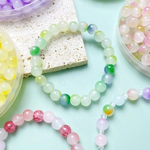 Lichtgroene en witte 8mm glaskralen armbanden met een doorschijnende jelly-textuur