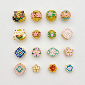 Makro-Detail bunter Emaille-Blumen- und Katzenperlen für DIY-Schmuck und Bastelprojekte