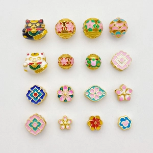 16-teiliges Set vergoldeter Emaille-Perlen mit Winkekatze und Lotus-Blumenmotiven