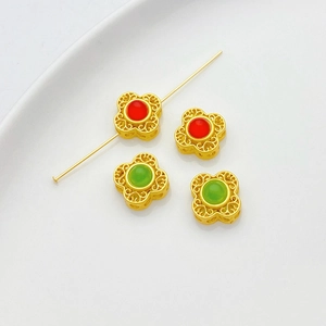 Cuentas espaciadoras de trébol hueco dorado con gemas rojas y verdes para diseño de joyas