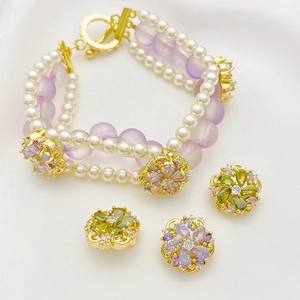 14K Gold gefülltes dreireihiges Gänseblümchen-Perlenarmband mit Zirkon-Blumenanhängern