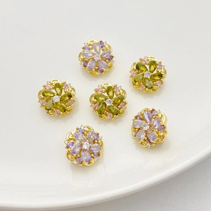 Makroaufnahme von 14K vergoldeten Gänseblümchen-Anhängern mit Zirkonia für DIY-Schmuck