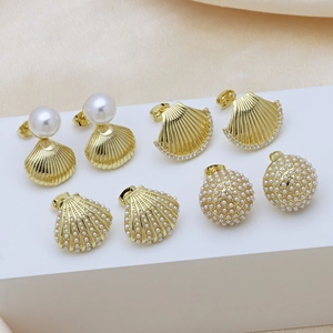 Set di orecchini a lobo in oro a forma di conchiglia con perle e zirconi su seta