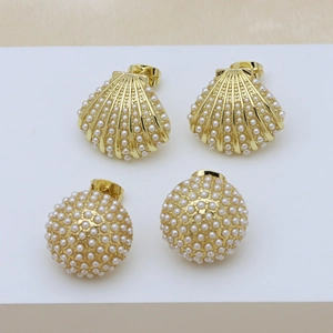 Set di orecchini a conchiglia e a sfera dorati con eleganti perle bianche da donna