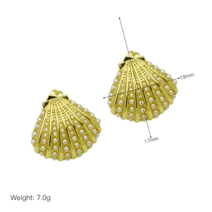 Dettaglio orecchini a conchiglia con perle dorate e dimensioni di 19mm per 17mm
