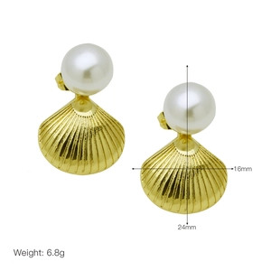 Dettagli orecchini a conchiglia con perle, dimensioni di 16mm di larghezza e 24mm altezza