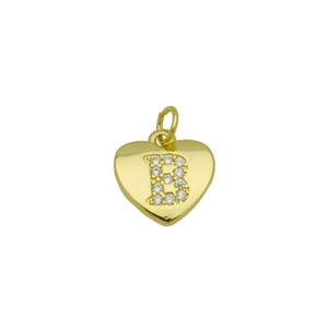 Detailansicht eines goldenen Herzanhängers mit kristallbesetztem Buchstaben B auf Weiß