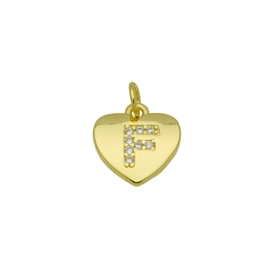Makroaufnahme Goldener Herzanhänger mit Zirkonia-Buchstaben F in Pavé-Fassung